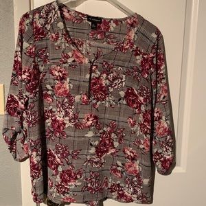 Pretty rose pattern with front zipper and decorative pockets
